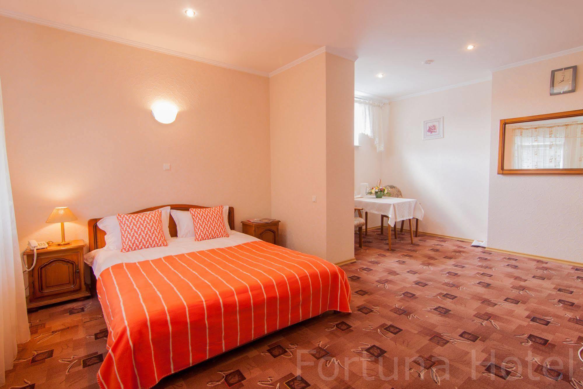 Fortuna Hotel Chisinau Exterior photo