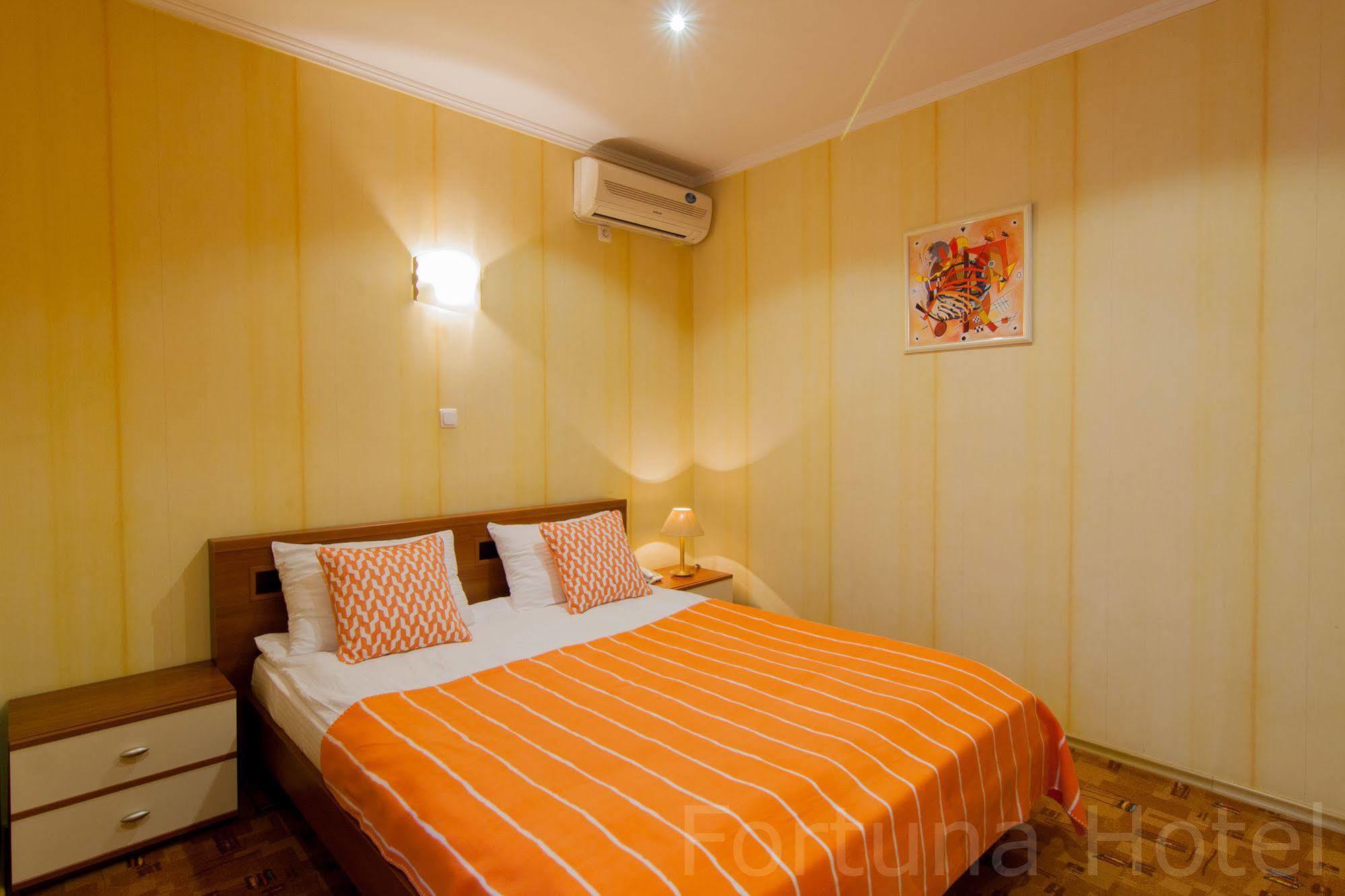 Fortuna Hotel Chisinau Exterior photo