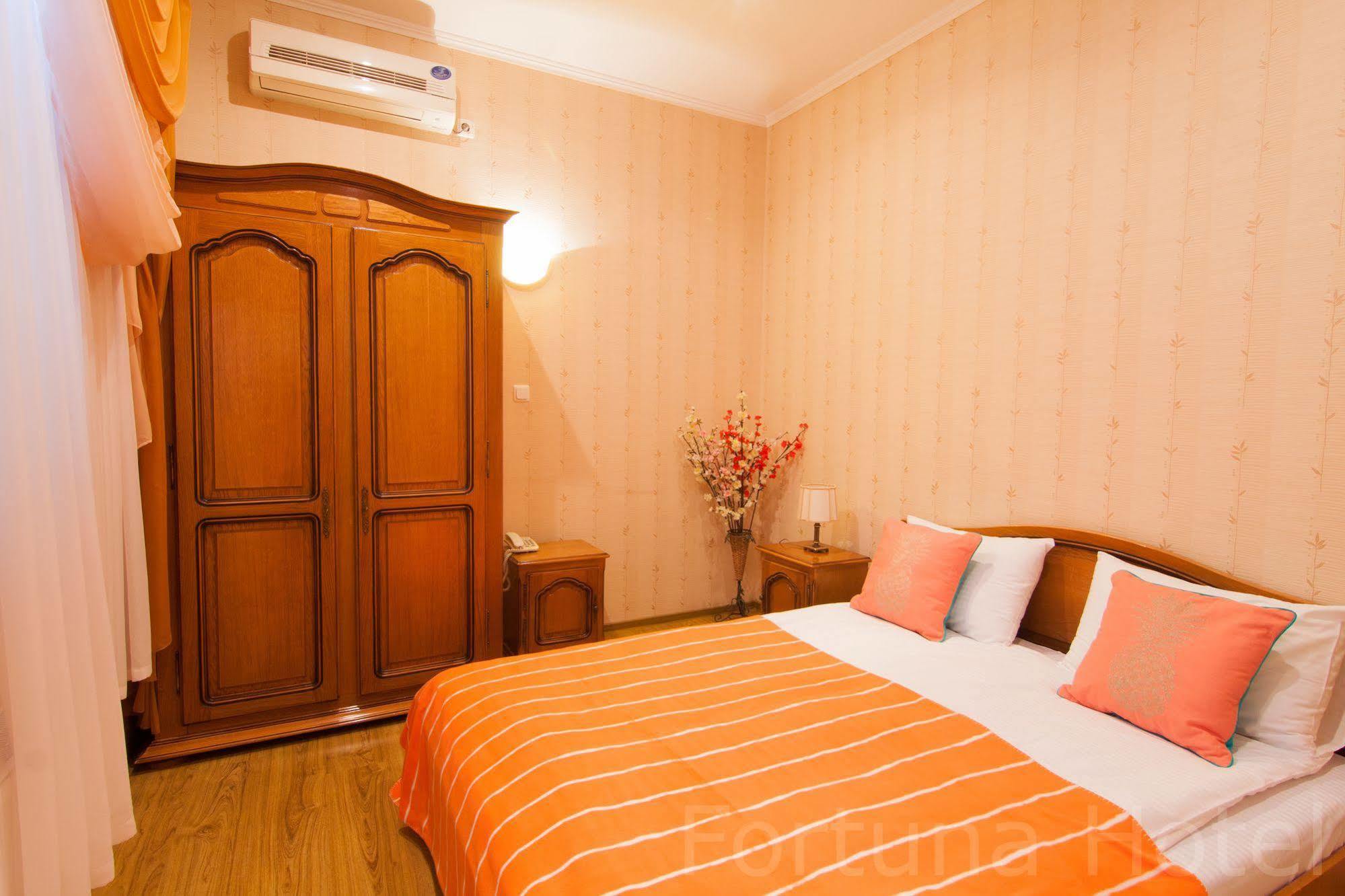 Fortuna Hotel Chisinau Exterior photo
